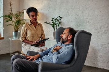 Psychiatrist that accepts insurance Los Angeles meeting with a patient by telehealth